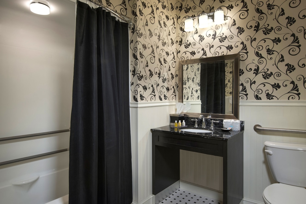 Room, 1 King Bed (Mobility Accessible, Tub) - Photo 4