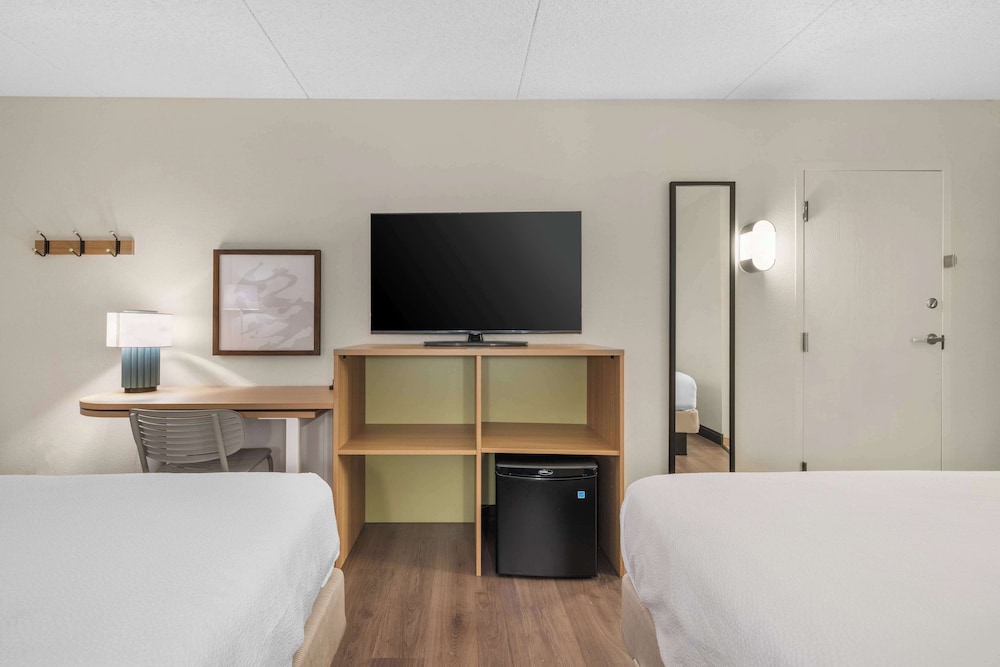 Room, 2 Queen Beds photo 1