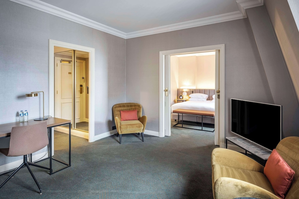 Junior Suite, 1 King Bed, Club Lounge Access thumbnail 5