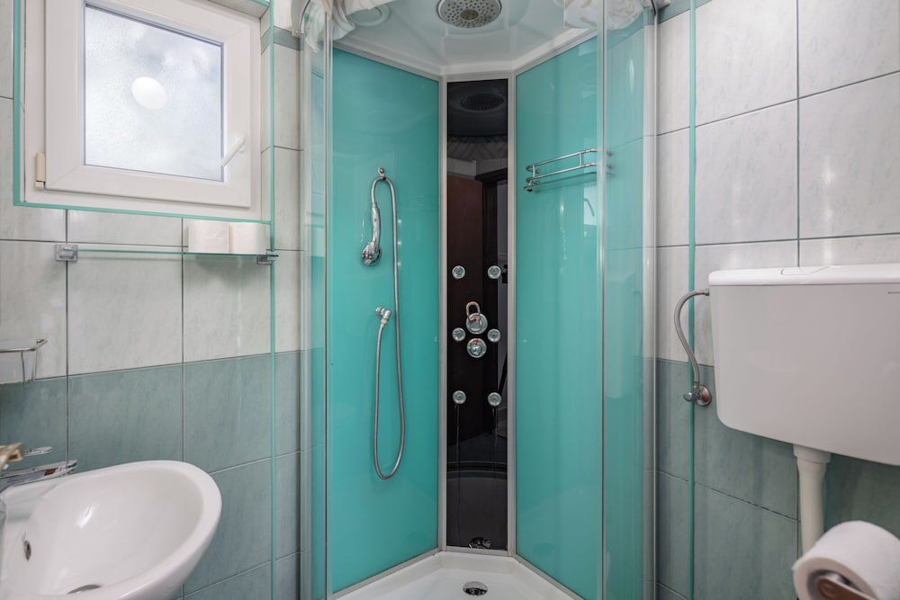 Family Apartment, Multiple Bedrooms (Peaceful Retreat With Terrace 1) photo 2