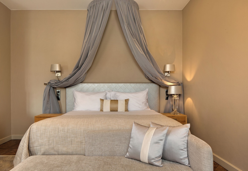 Superior Suite, 1 King Bed with Sofa bed, Non Smoking photo 2
