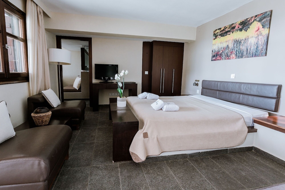 Executive Suite - Photo 5