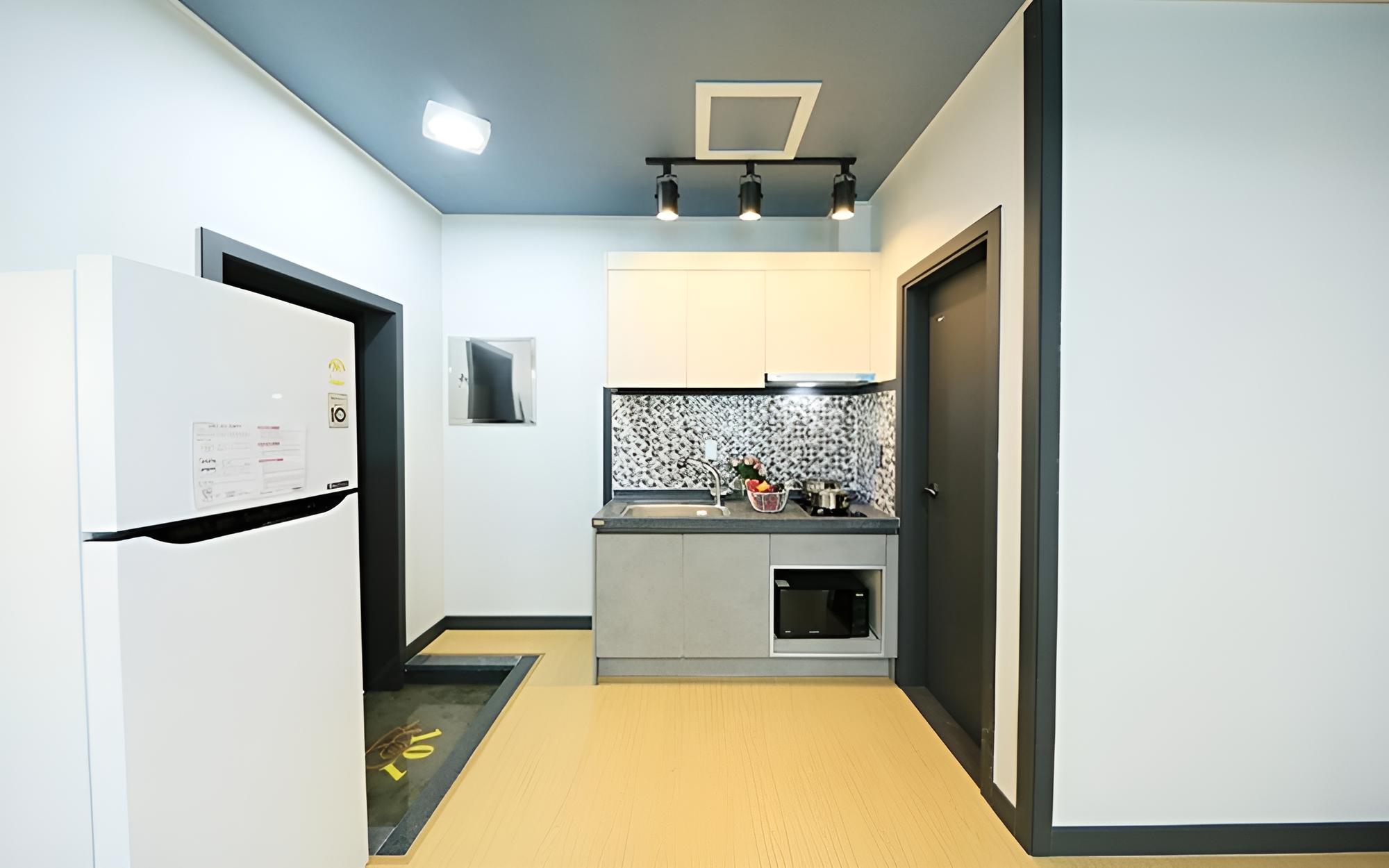 Room (Room 102) - Photo 3