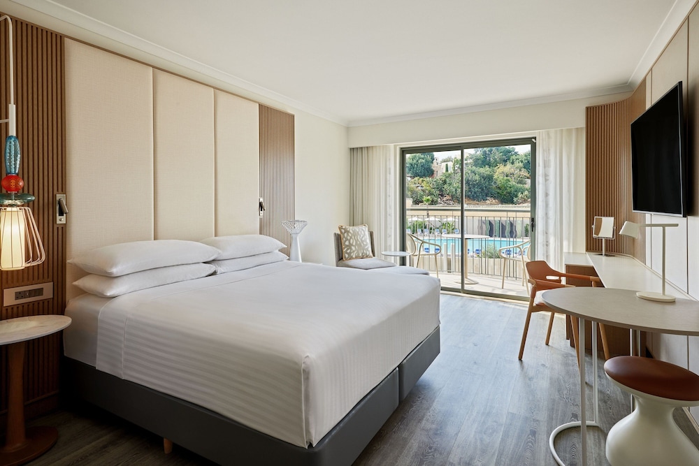 Deluxe Room, 1 King Bed, Pool View (Balcony)