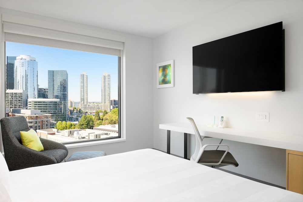 Downtown Skyline View, 1 King Bed, ADA Mobility Accessible w/ Tub