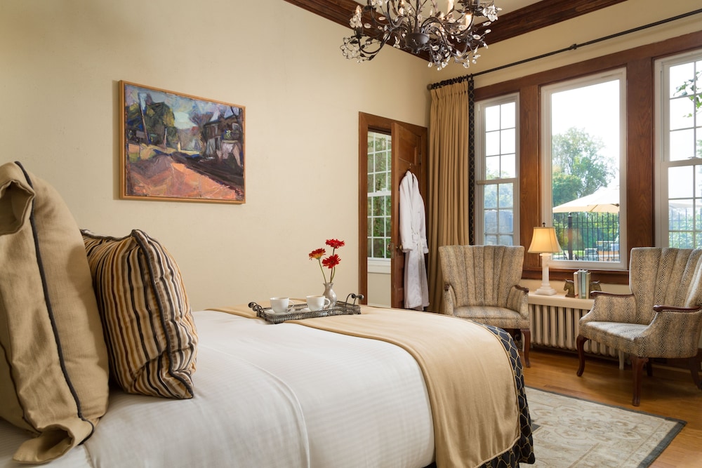 Room, 1 Queen Bed, Private Bathroom (Albert Suite) photo 1