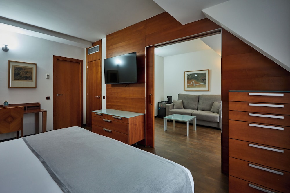 Junior Suite, Balcony (1 Adult) - Photo 5
