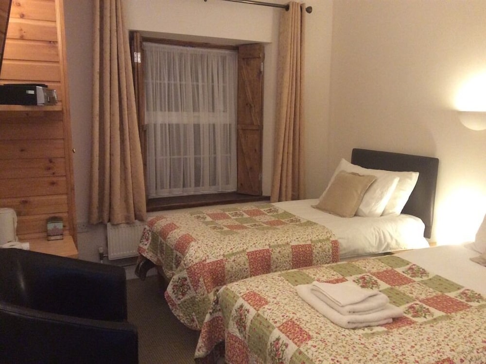Luxury Twin Room, Ensuite (Yellow)