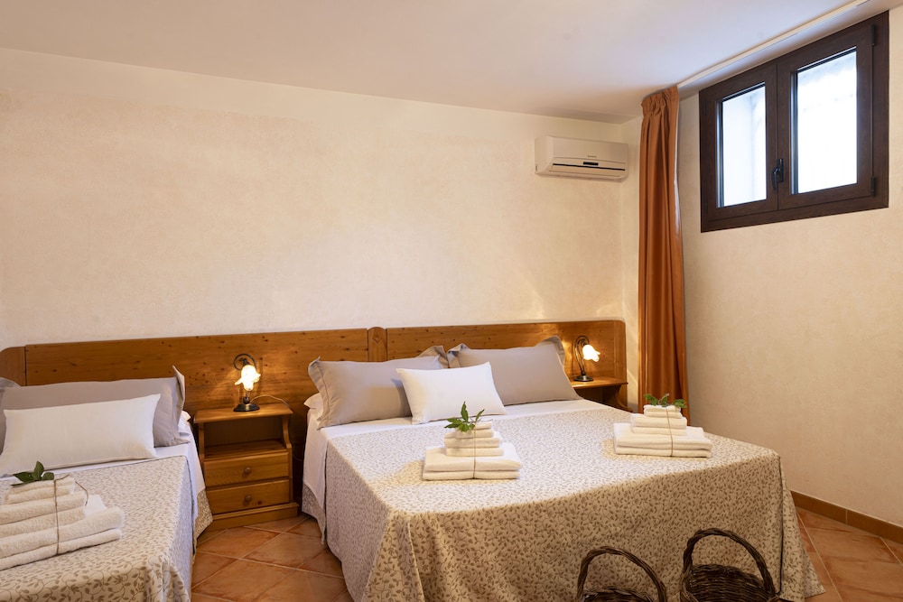 Classic Triple Room, Patio