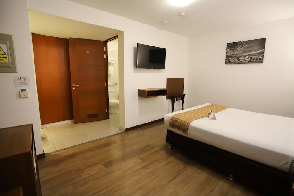 Superior Room, 1 Queen Bed, Accessible - Photo 2