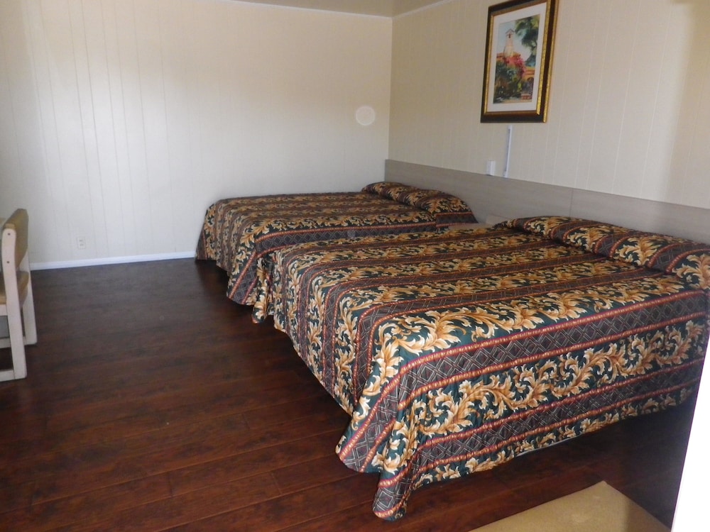 Room, Multiple Beds (Queen and Single) photo 3
