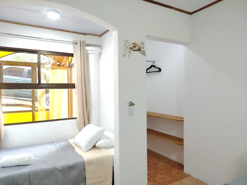 Classic Studio, Multiple Beds, Non Smoking, Kitchen photo 2