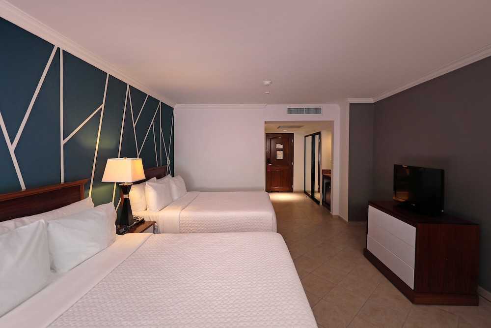 Standard Room, 2 Queen Beds, Balcony - Photo 2