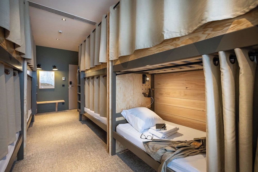 Private 6-bed dormitory - Private bathroom