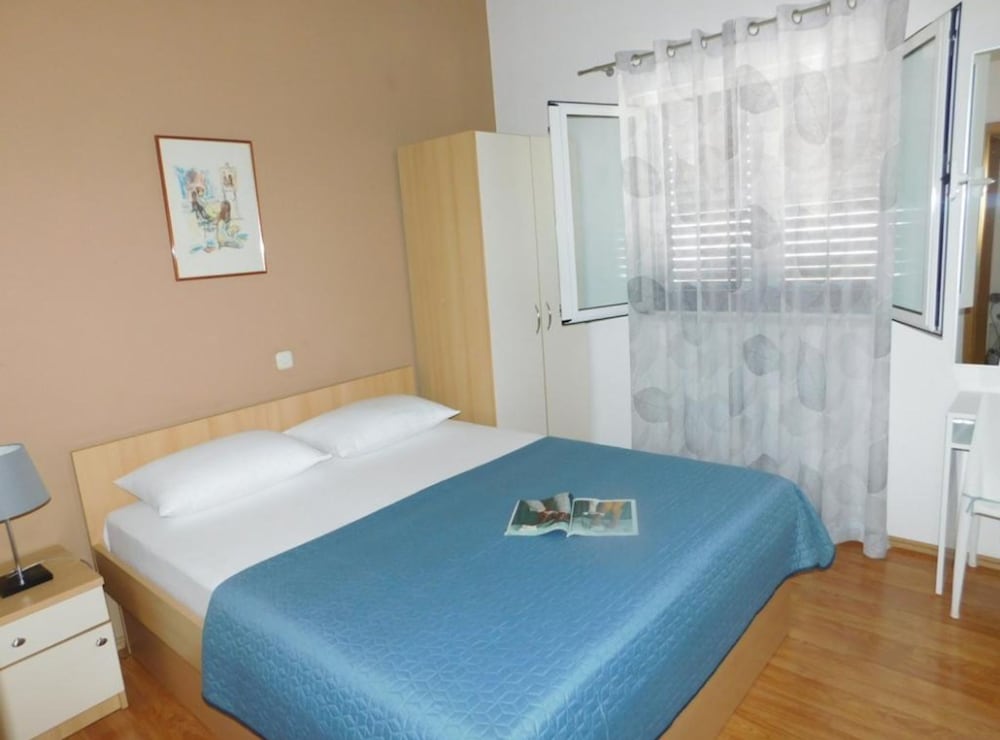 Apartment (Classic Two Bedroom Apartment with Ba)
