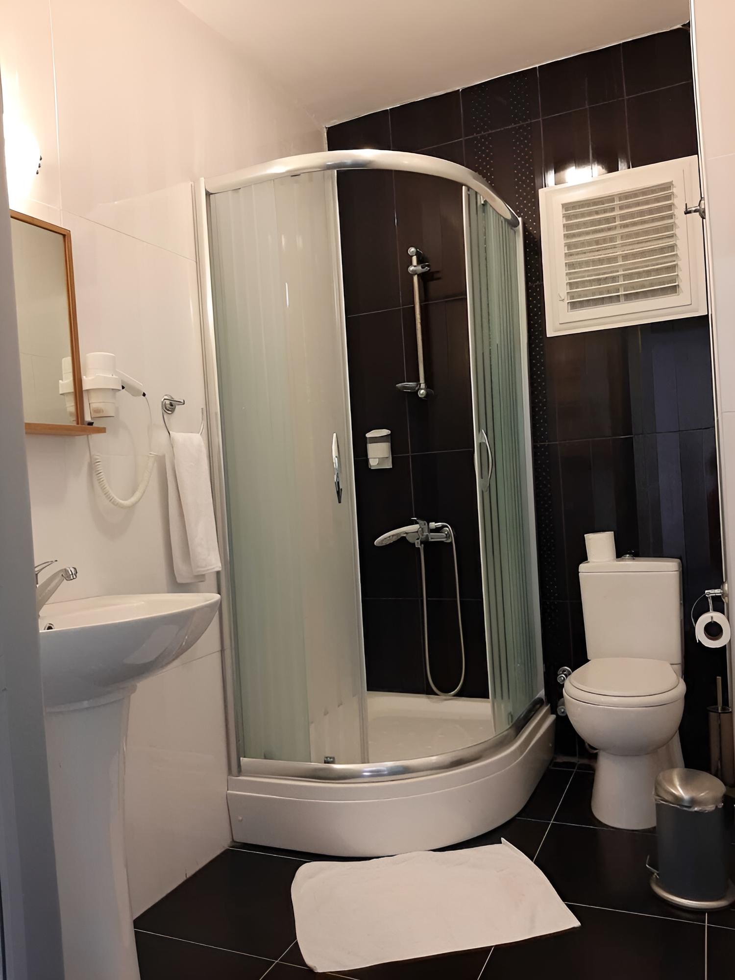 Standard Double or Twin Room photo 1