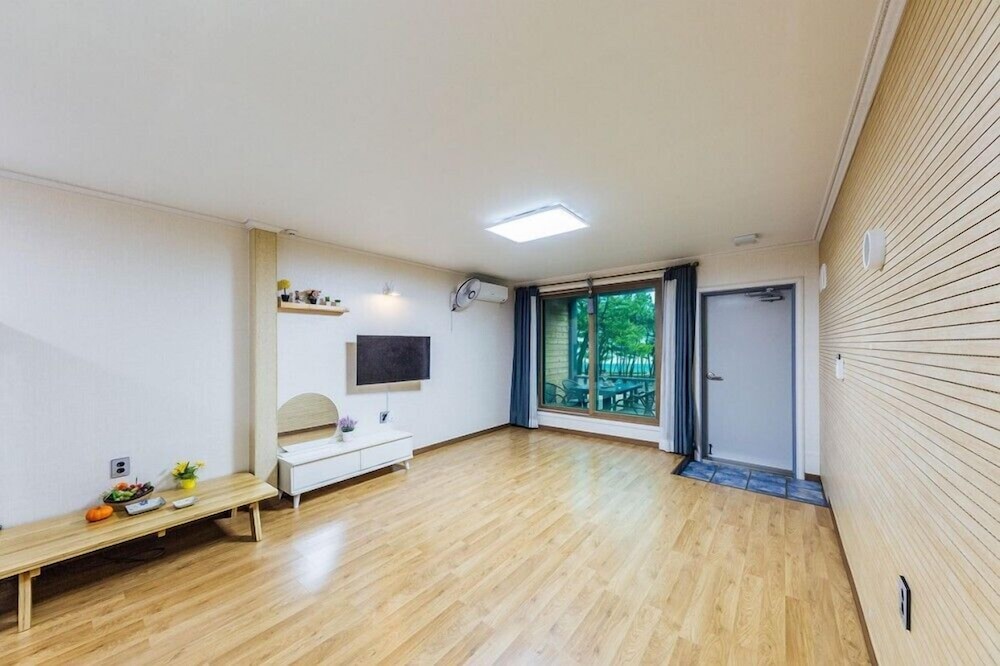 Room (104) photo 1