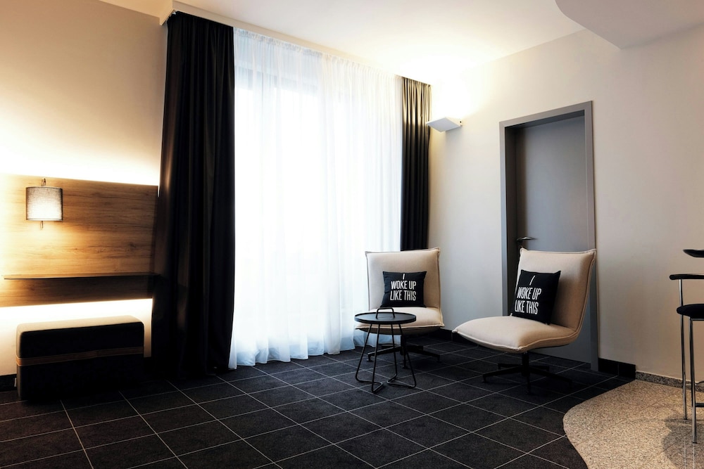 Room, 1 Queen Bed thumbnail 5