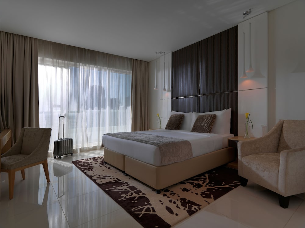 Deluxe Room (Downtown view) thumbnail 5