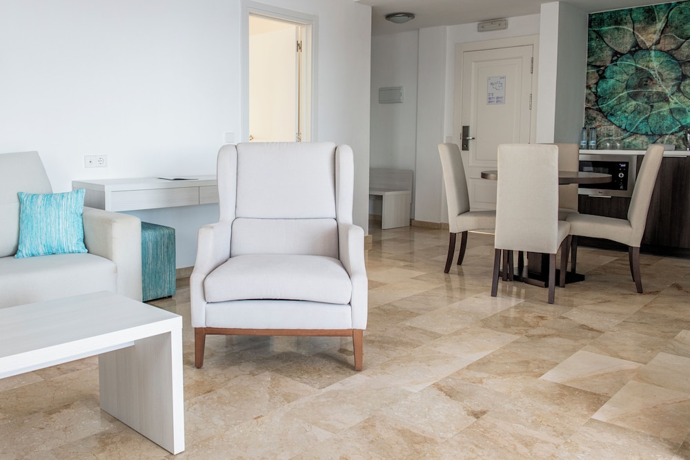Deluxe Suite, 2 Bedrooms, Sea View (2 Adults + 1 Child) thumbnail 6