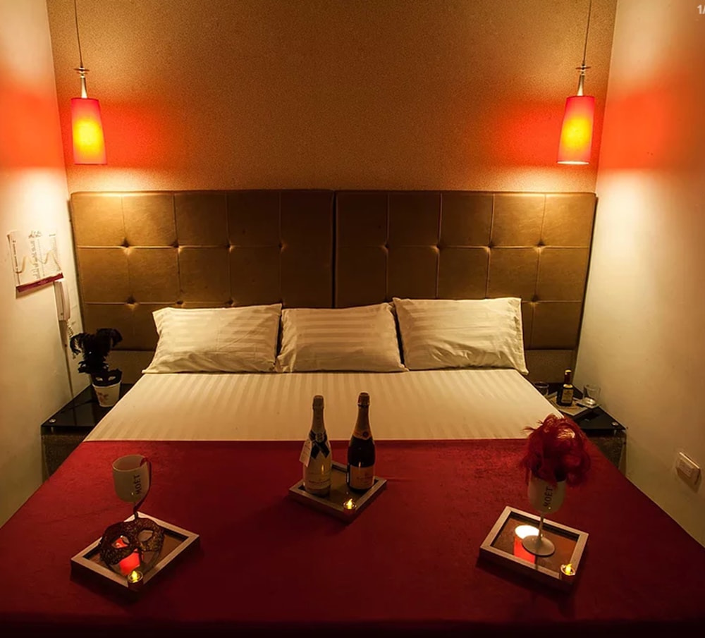 Deluxe Room, 1 Queen Bed photo 1
