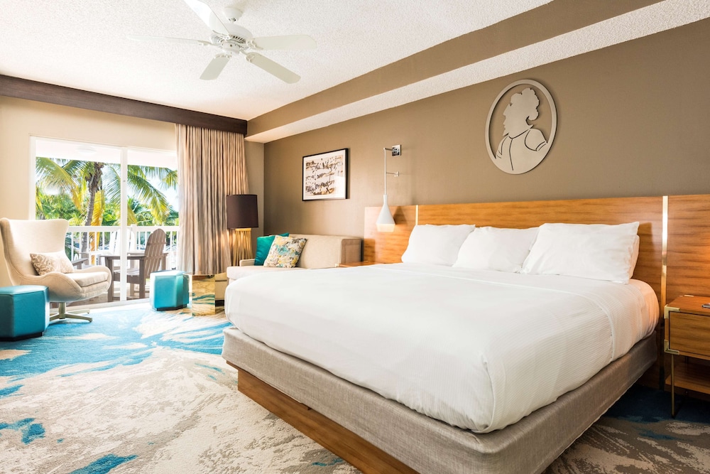 Suite, One King Bed, Pool View