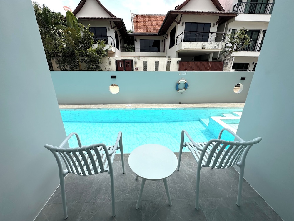 Deluxe Pool Access - Photo 12
