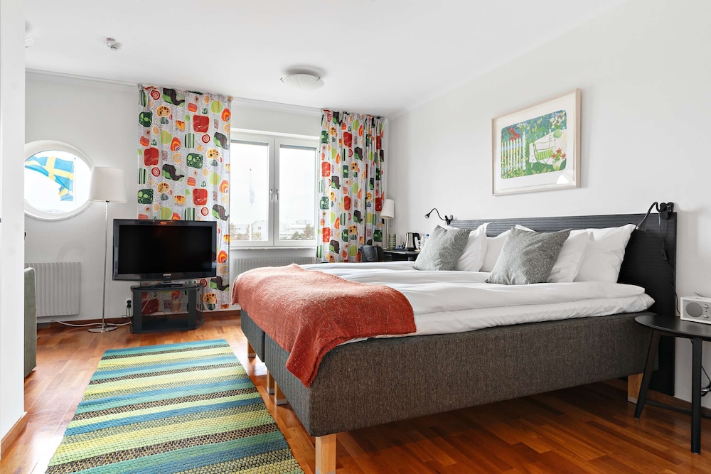 Superior Room, 1 Queen Bed, Non Smoking (with Sofabed) - Photo 1
