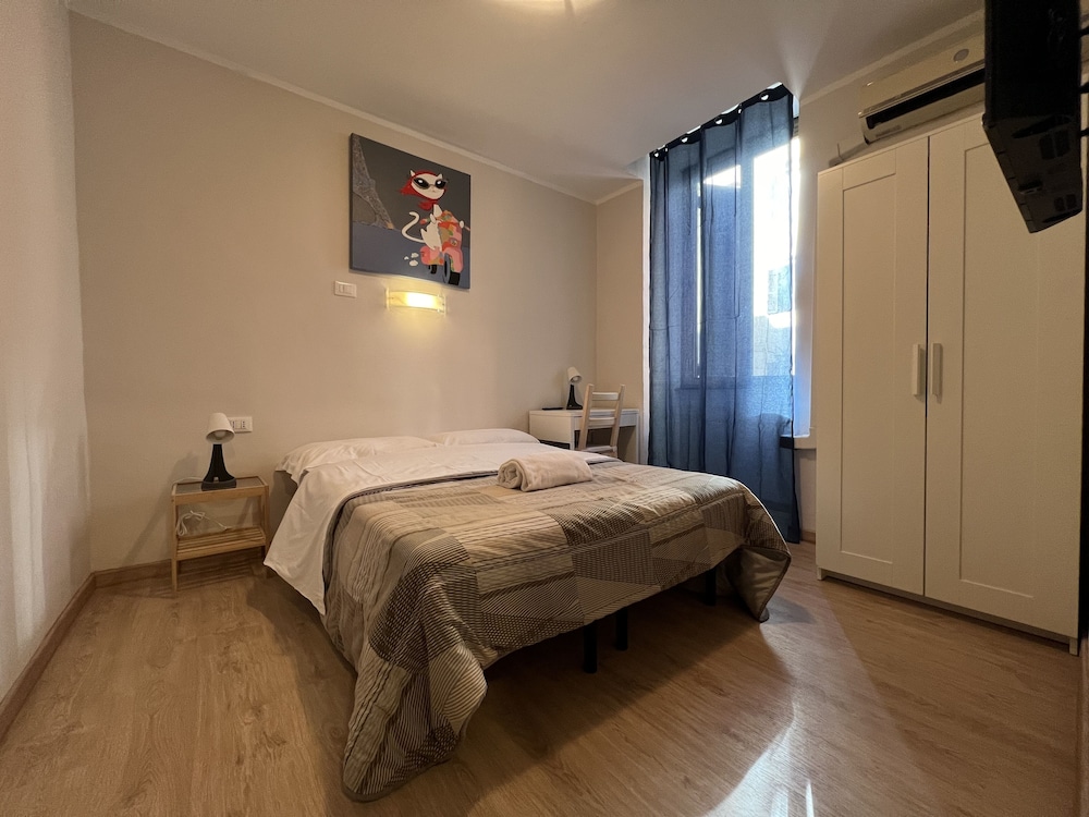Basic Double Room, 1 Double Bed, Shared Bathroom photo 1