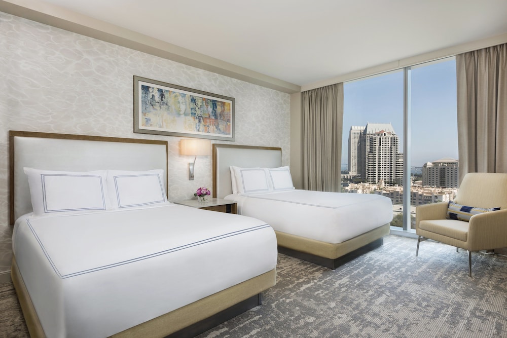 Classic Room, 2 Queen Beds, Accessible Bathtub (Mobility)