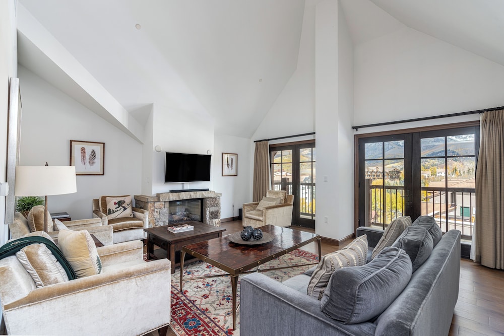 Classic Penthouse, 3 Bedrooms, Mountain View