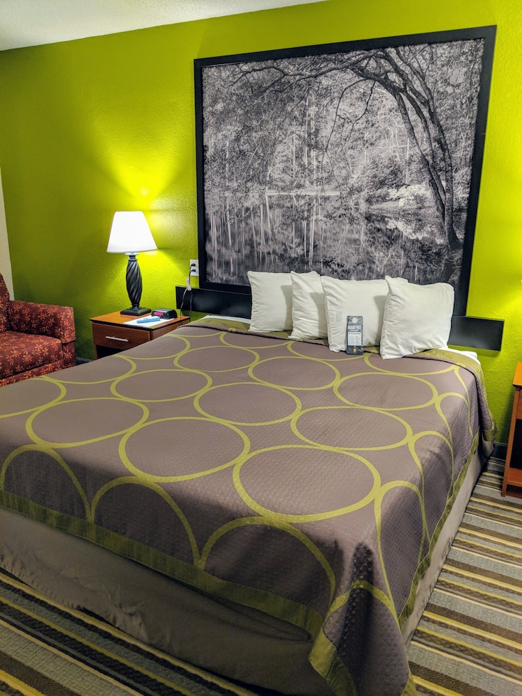 Room, 1 King Bed, Non Smoking, Ground Floor photo 3