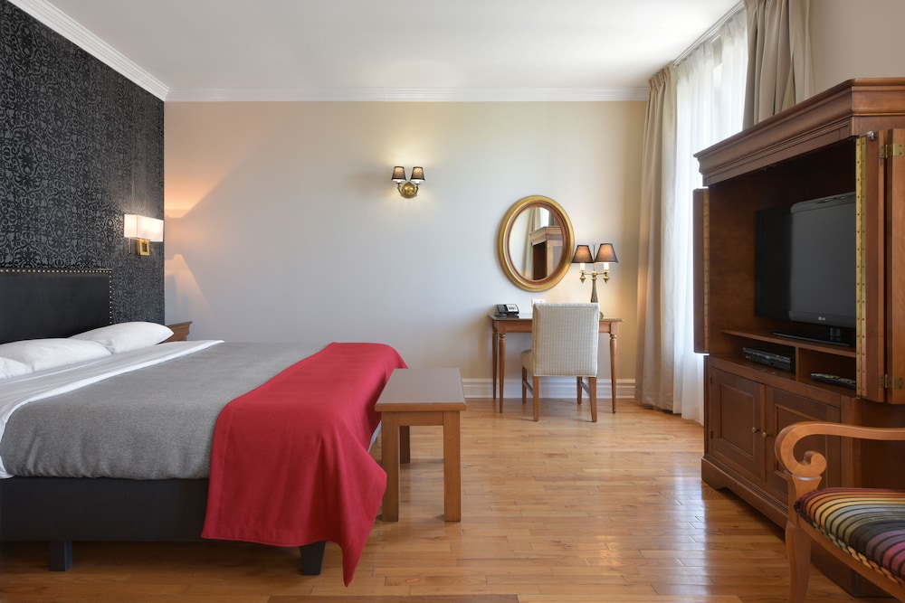 Premier Room, 1 King Bed - Photo 2