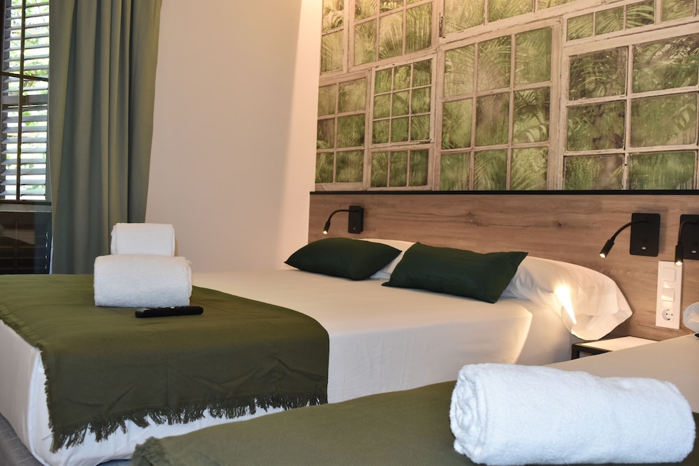 Standard Triple Room, City View photo 2