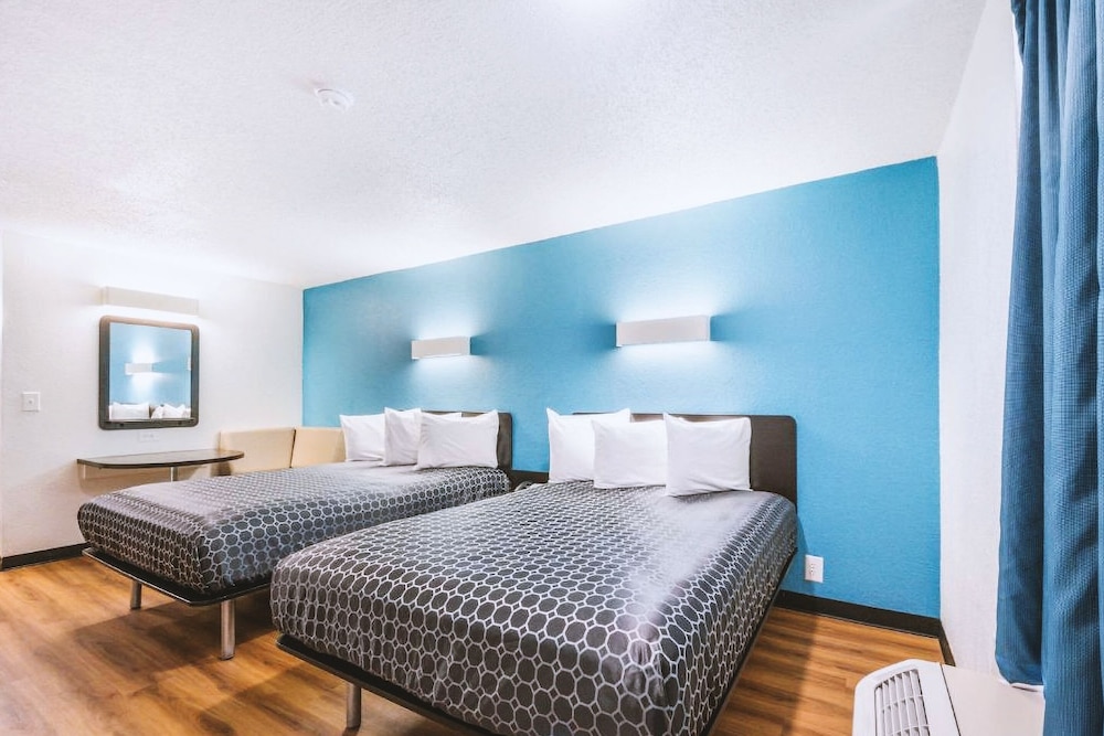 Comfort Room, 2 Queen Beds, Non Smoking, Kitchenette photo 2