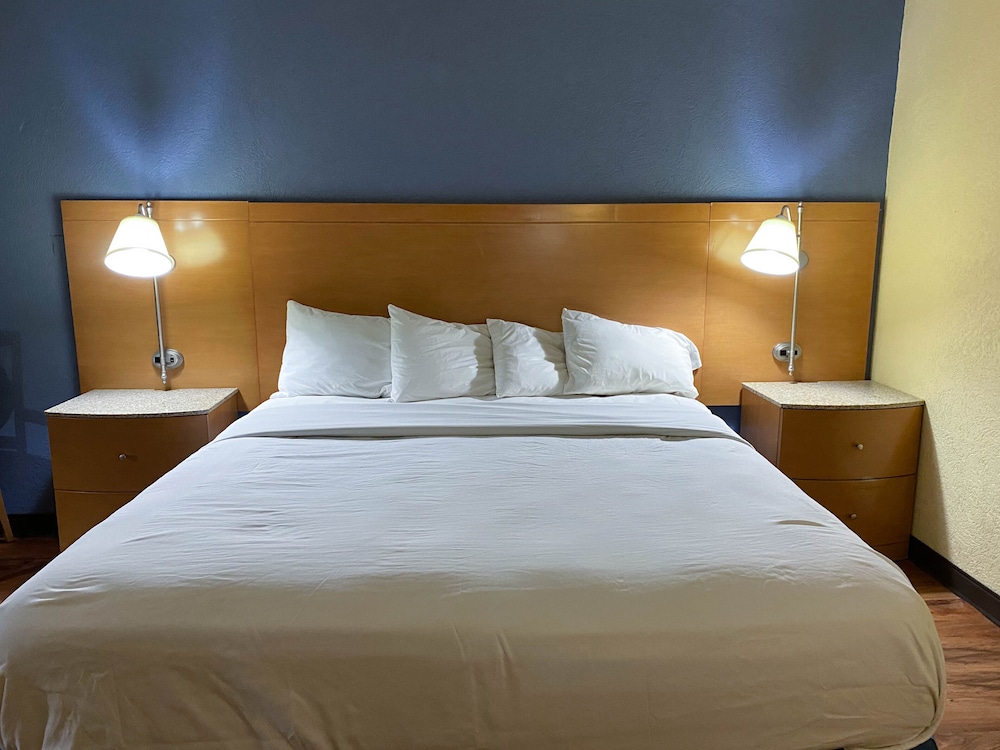 Standard Room, 1 King Bed, Non Smoking, Refrigerator & Microwave - Photo 2