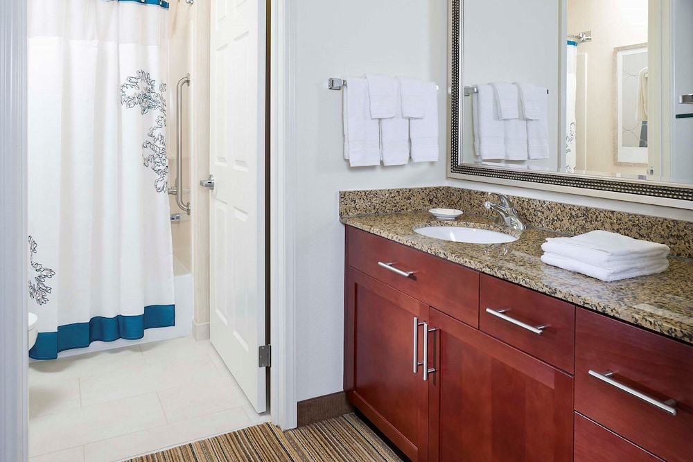 Suite, 1 Bedroom, Non Smoking (Mobility/Hearing Accessible, Tub) - Photo 4