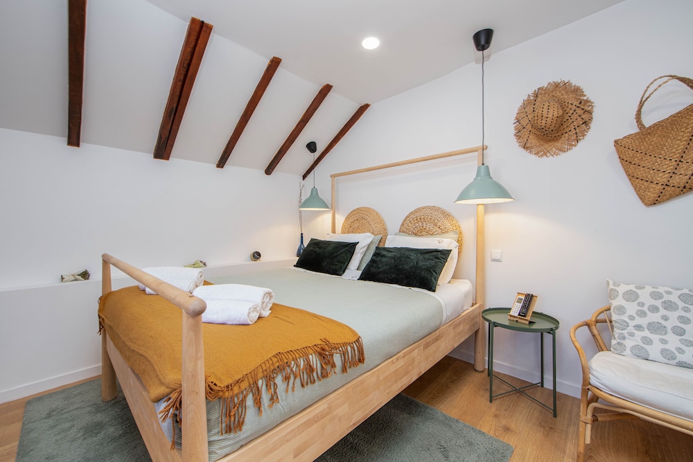 Romantic Studio Suite, 1 Queen Bed, Pool Access, Beachside photo 2