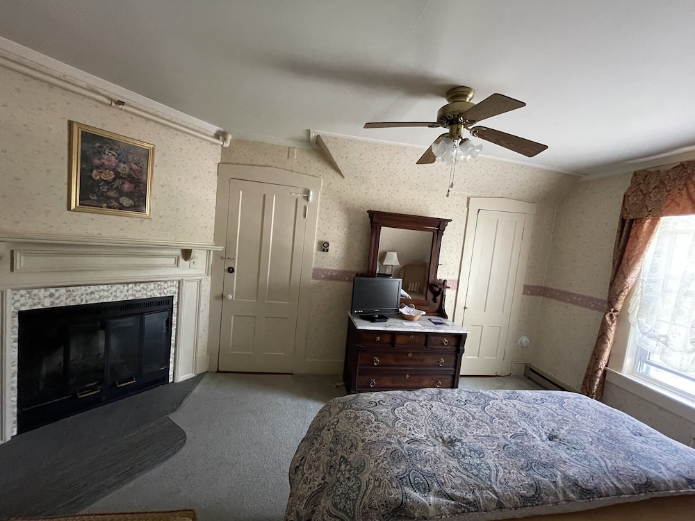 Deluxe Room, 1 Queen Bed, Fireplace, Mountainside photo 2