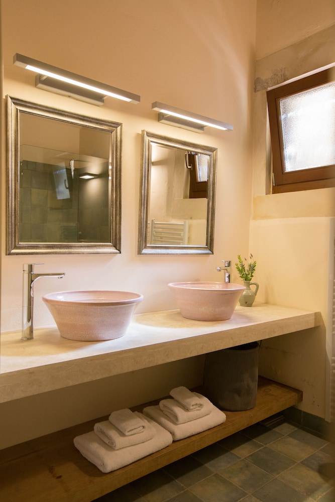 Two-Bedroom Suite (Elia) thumbnail 5