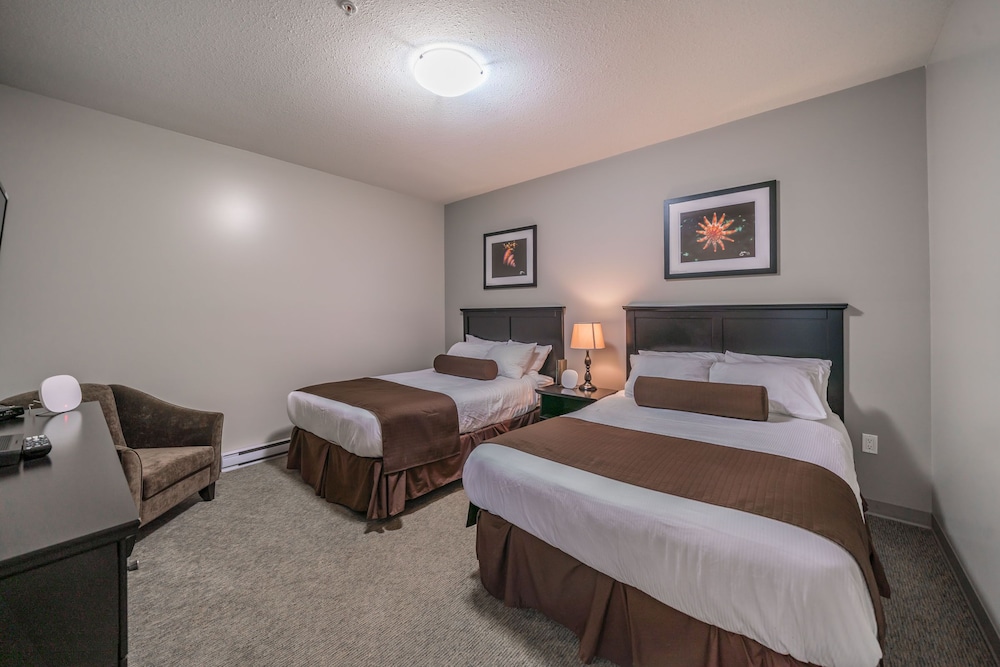 Deluxe Double Room, Multiple Beds, Refrigerator & Microwave photo 1