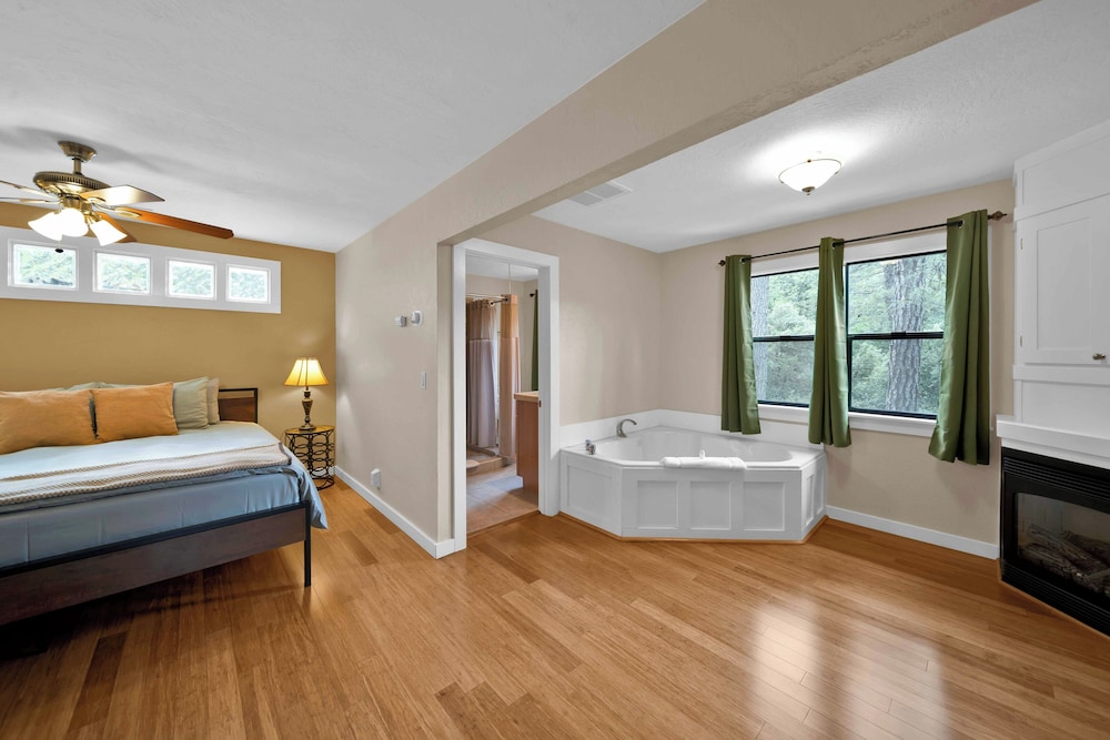 Luxury Room, 1 King Bed with Sofa bed, Jetted Tub, Mountain View (Woodpecker) photo 3