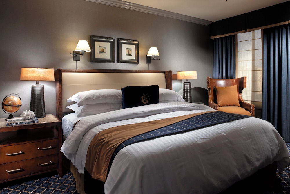 Superior Suite, 1 King Bed with Sofa bed, City View (One Bedroom Suite) thumbnail 6