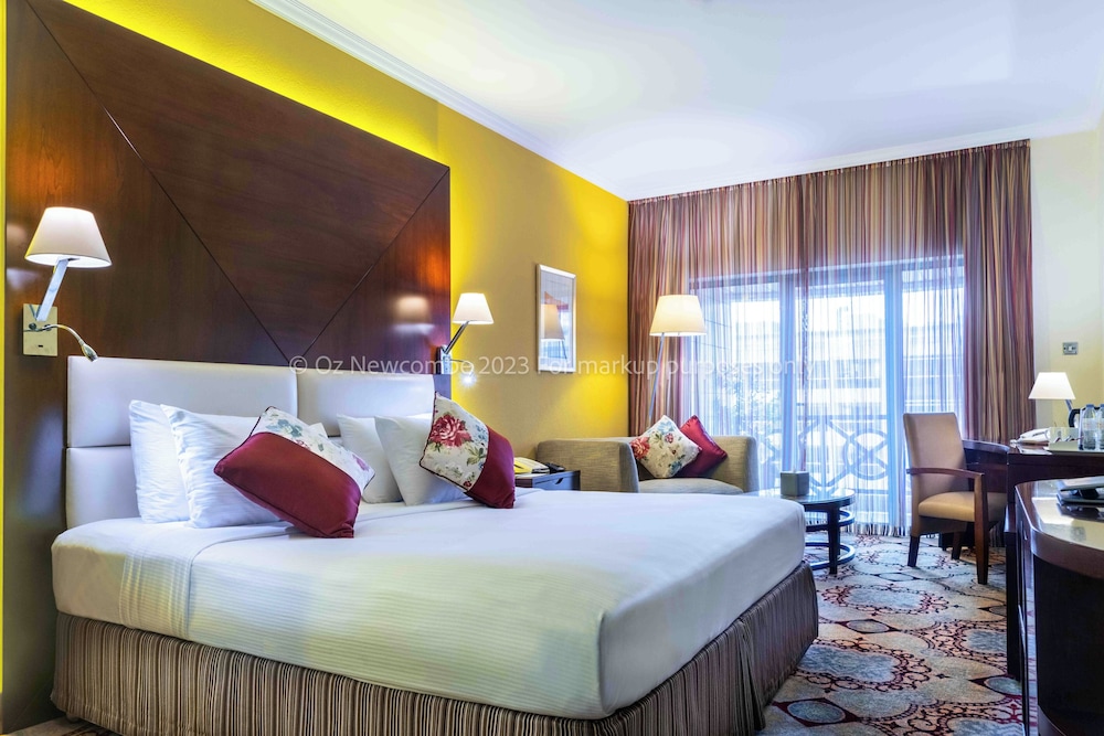 Standard Room, 1 King Bed, Balcony photo 2