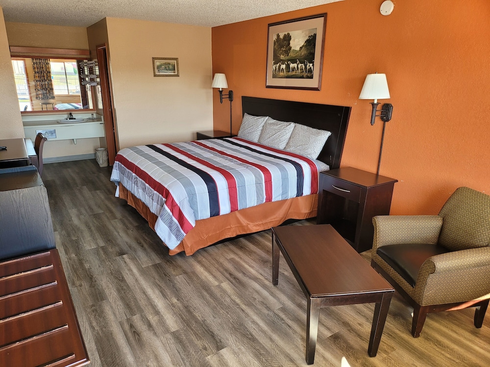 Standard Room, 1 King Bed, Non Smoking, Refrigerator & Microwave photo 3
