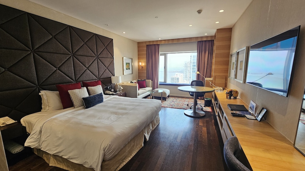 Taj Club, Club Room, 1 King Bed - Photo 5
