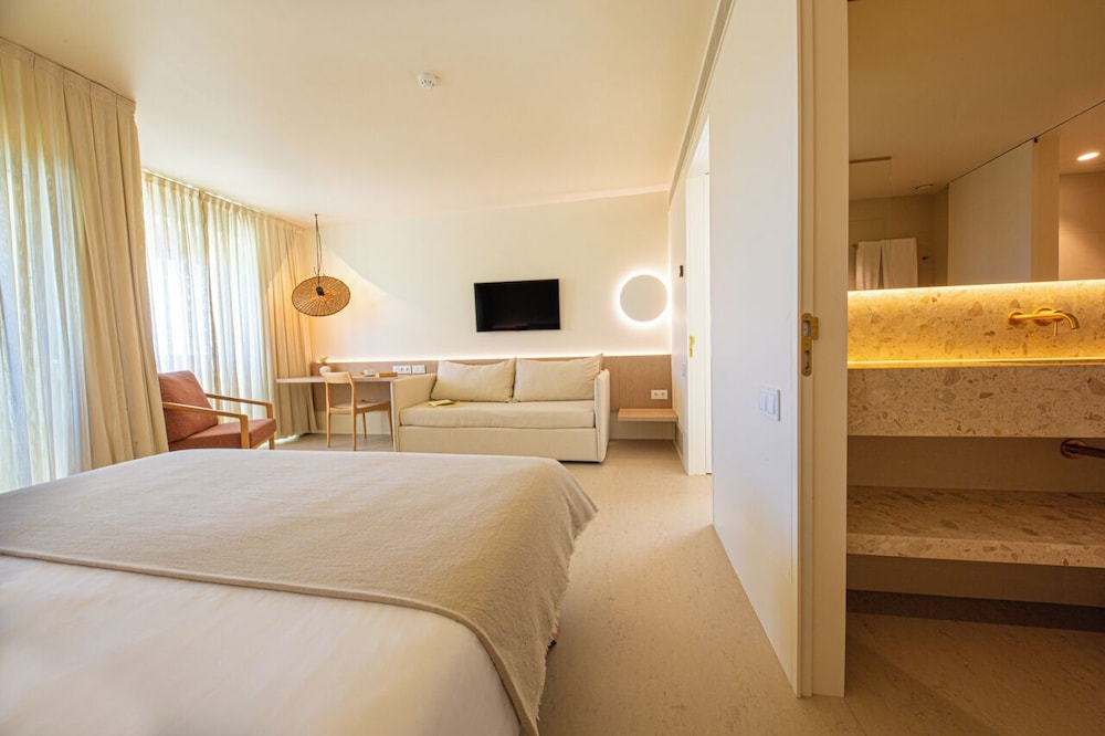 Premium Suite - Photo 13