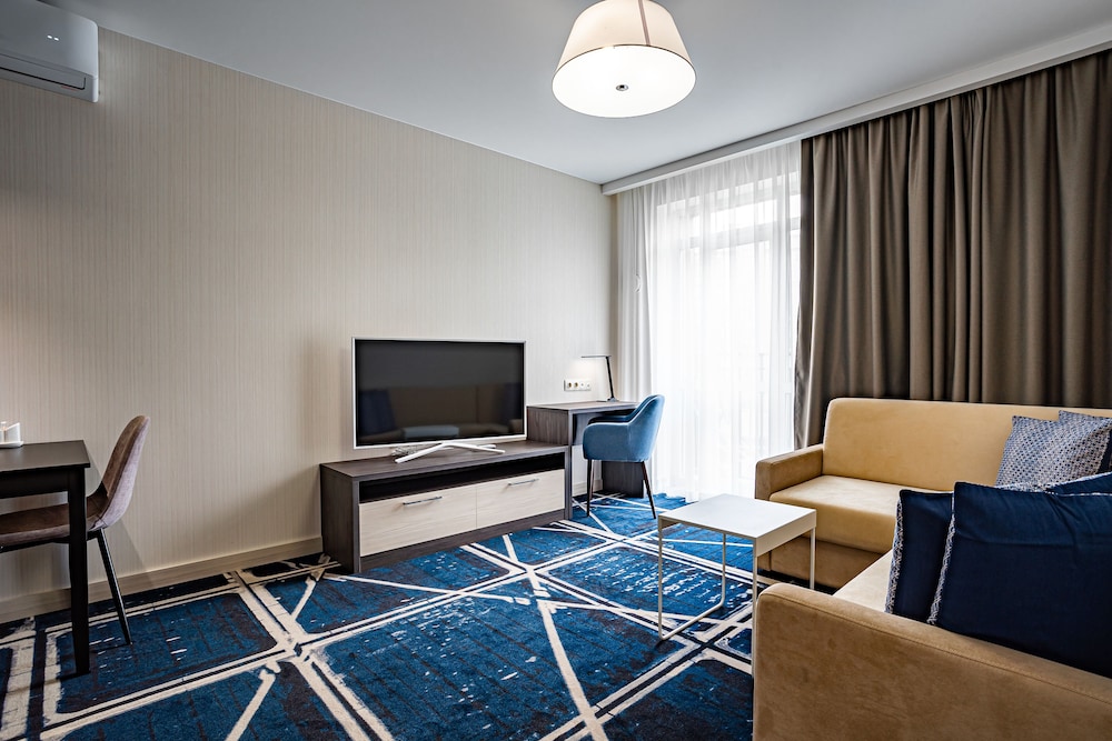 Suite, 2 Queen Beds, Non Smoking (Three Room)