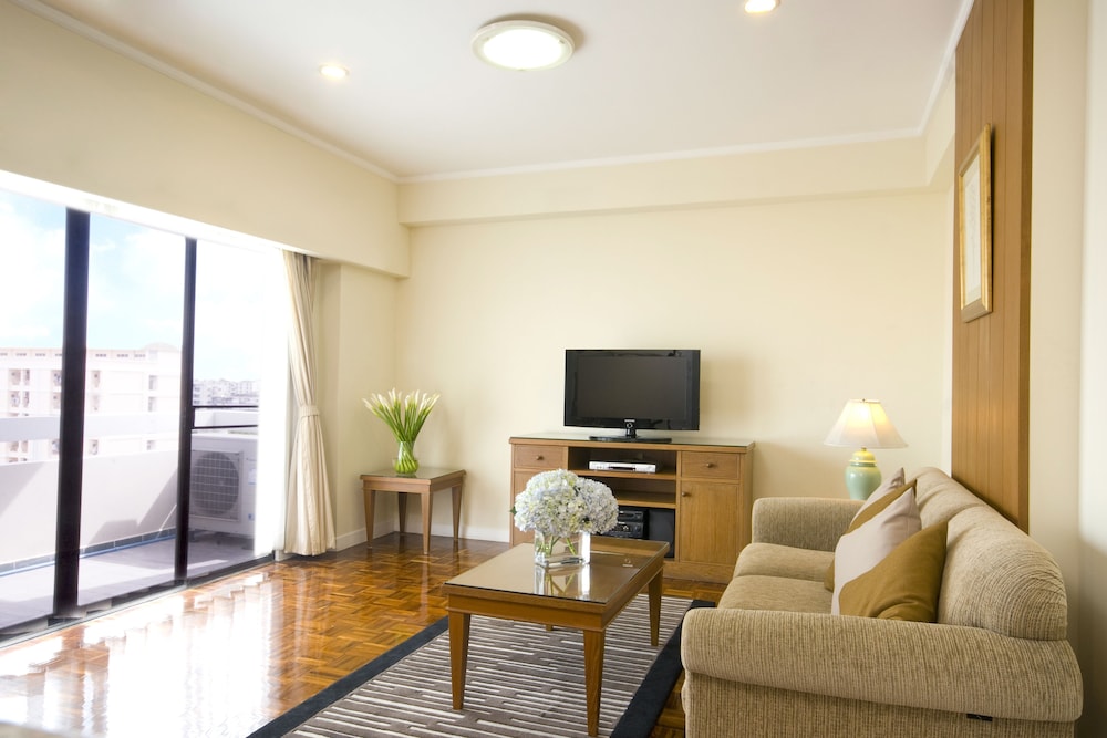 One bedroom suite photo 2