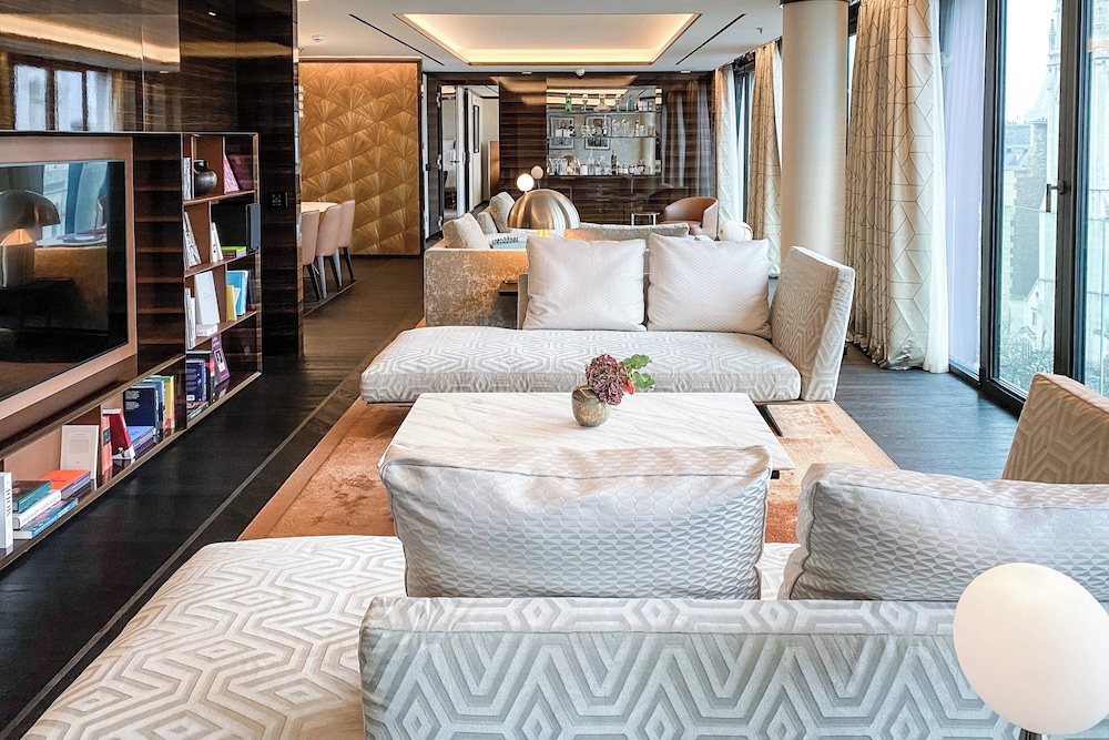 Suite, 1 King Bed, Tower